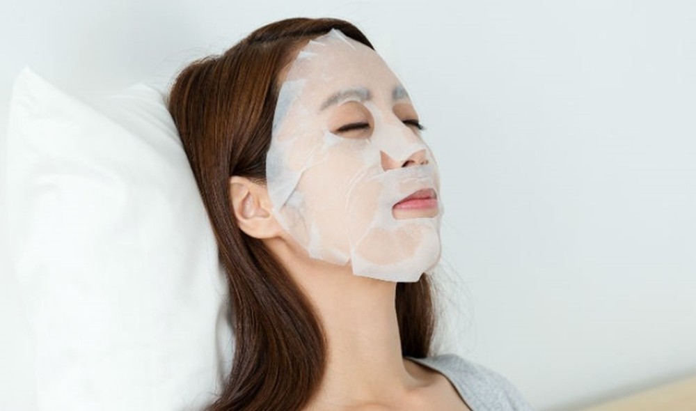 Dưỡng ẩm da thường xuyên bằng cách đắp mặt nạ