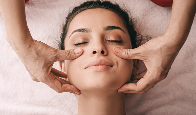 Cách massage mặt trẻ hóa làn da